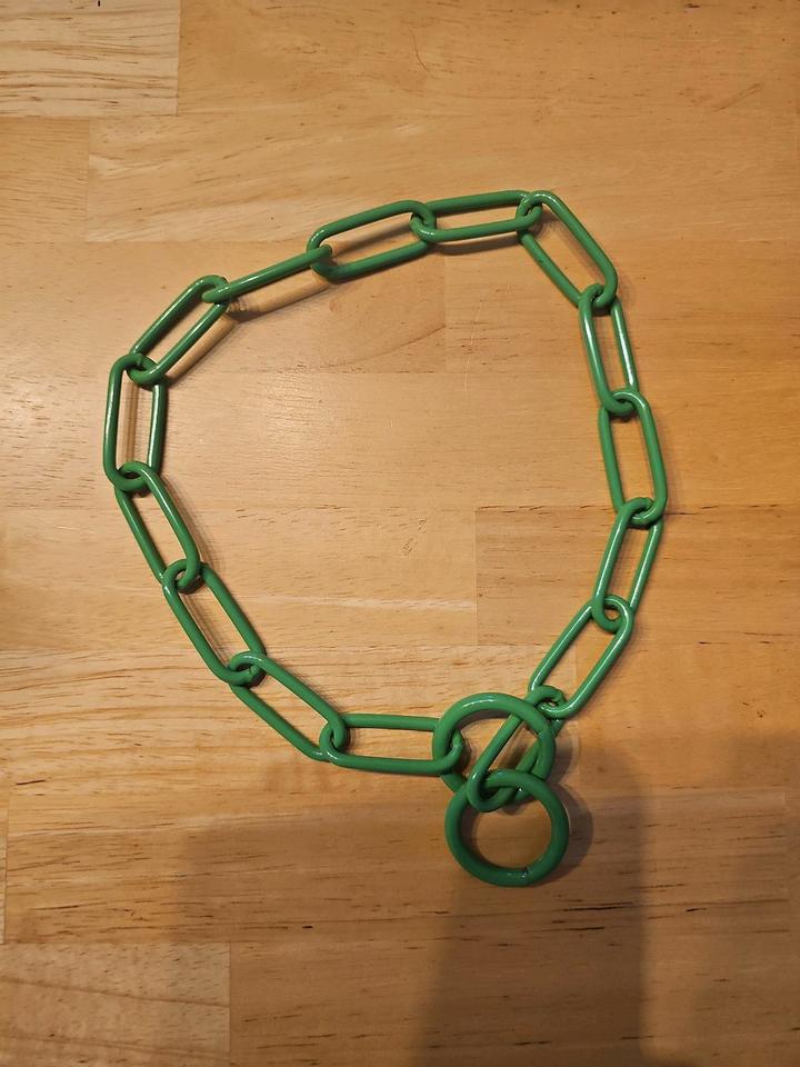 Gliederhalsband lackiert grün und dunkelgrün/petrol  55cm HU in Heiligkreuzsteinach