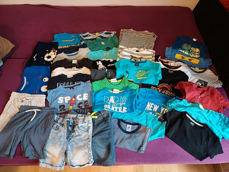 Bekleidungspaket 92: Longsleeves, T-Shirts, kurze Hosen in Herne