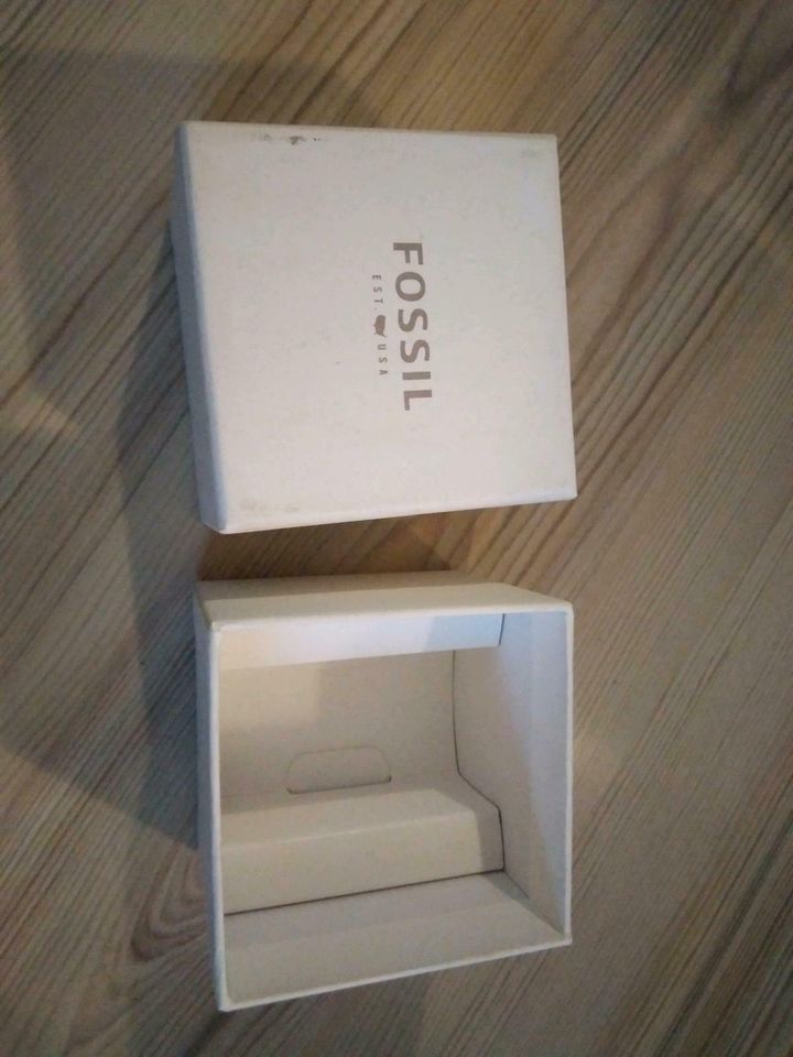 Geschenkbox Fossil Uhrenaufbewahrung Verpackung weiß in Mayen