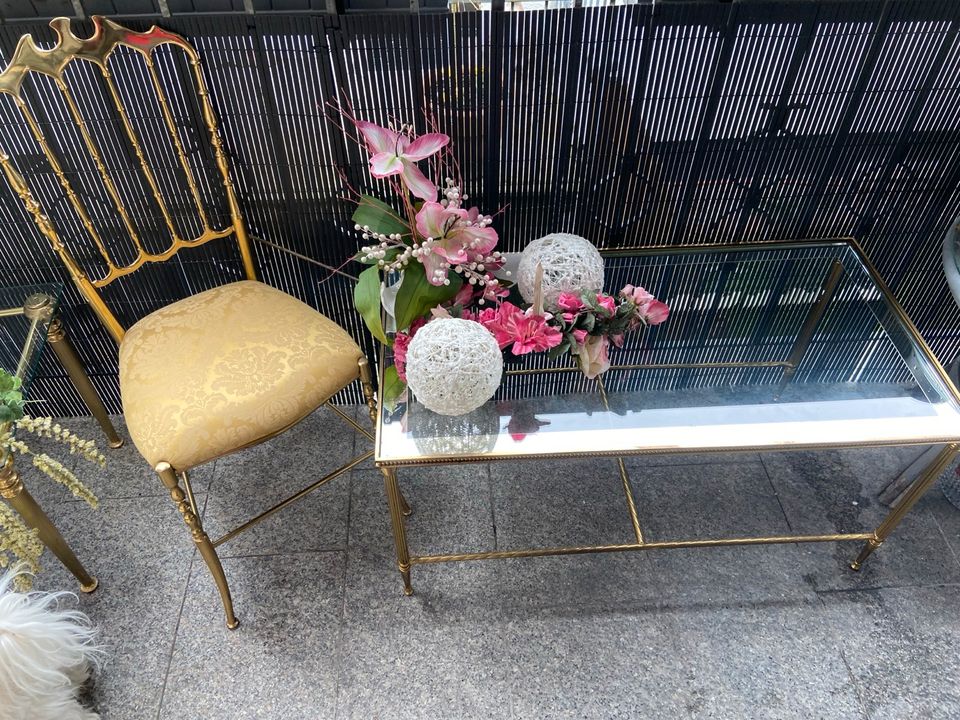 Tisch mit Stuhl und Decko.. in Balve