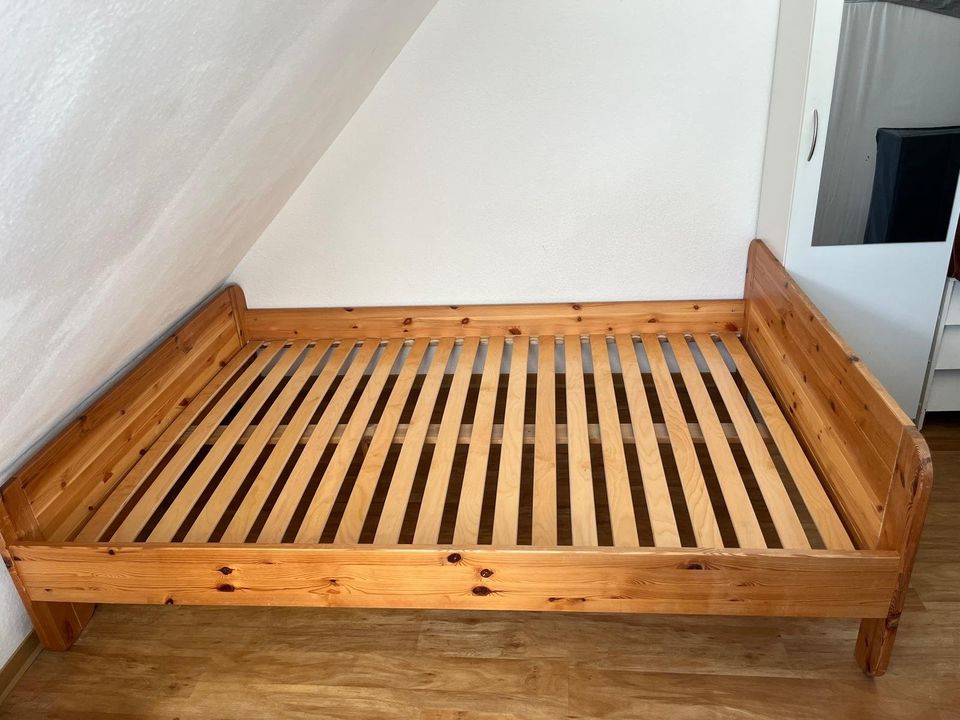 Bett 140x200 mit Lattenrost. Die IKEA-Matratze ist zu verschenken in Göttingen