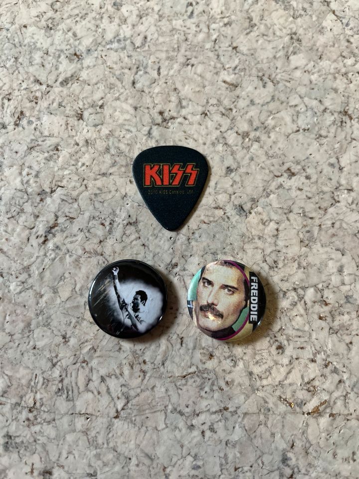 Elvis Presley Freddy Mercury Kiss fan Artikel Plektrum Pins badge in Herne