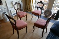 4 antike Stühle und ein runder schwarzer Tisch Schleswig-Holstein - Jersbek Vorschau