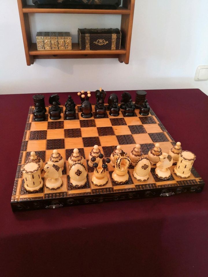 Schachspiel Holz Handgeschnitzt groß Format Handarbeit neuwertig in Dresden