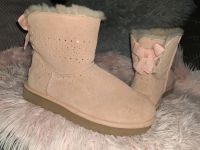 UGG mini bailey bow Schuhe Gr. 40 Düsseldorf - Düsseltal Vorschau