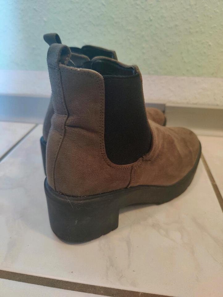 Stiefeletten Gr. 38 Khakigrün im Rauleder-Look zu verschenken in Dortmund