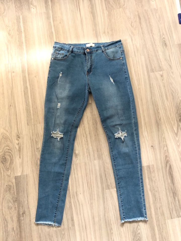 Jeans mit Cuts in Strausberg