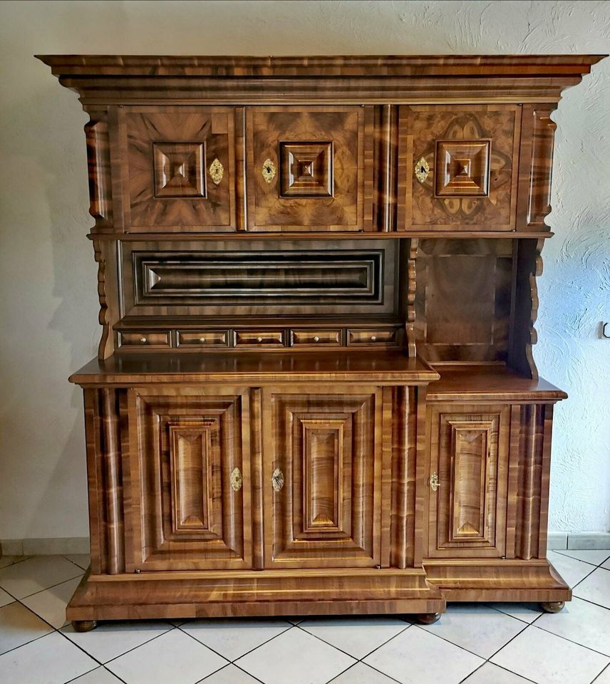 Nussbaum Buffet / Wellenschrank Zürich / Antik Schrank in Ehringshausen