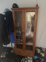 Schrank aus Holz mit Glasfenster Hessen - Kassel Vorschau