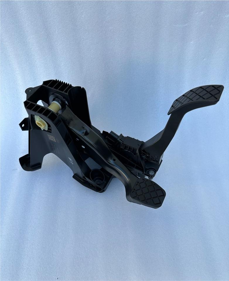 VW Audi Golf Seat Gaspedal, Bremspedal 5Q1721503H 5Q1721058BH in Frankfurt am Main