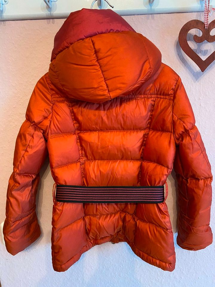 ADD Daunenjacke Anorak orange Gr.128/8 Jahre Gürtel Kapuze in Schwarzenbruck