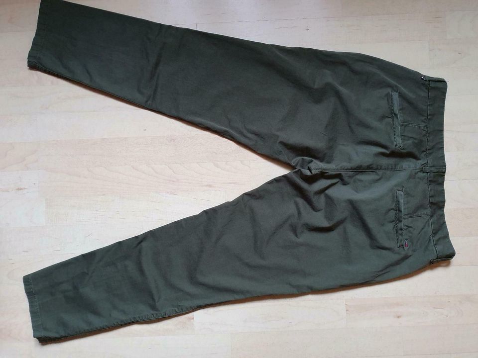 Tommy Hilfiger Chino Hose (TOP)  30/32 khaki in Stendal