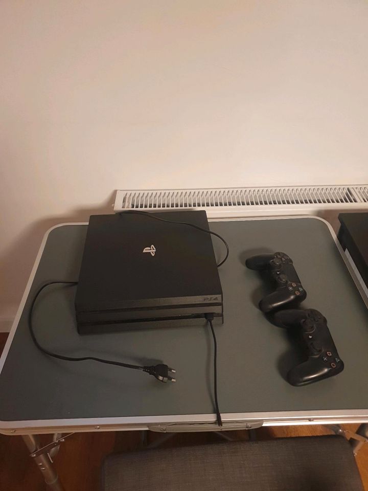 PS4 PRO 1TB +2x Controller in Hamburg