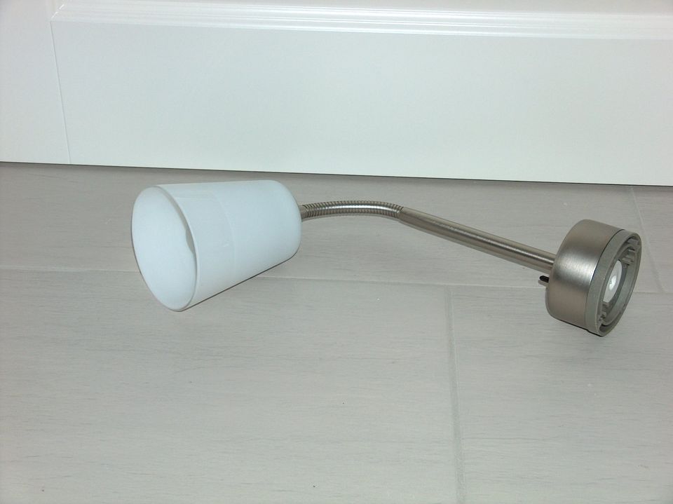 Lampe mit flexiblem Hals und Glasleuchtkörper in Aarbergen