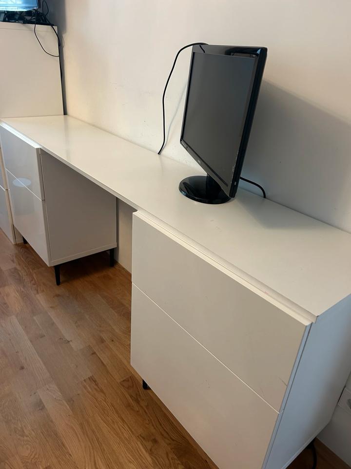 Schreibtischkombination mit IKEA BESTA und Schreibtischplatte in München