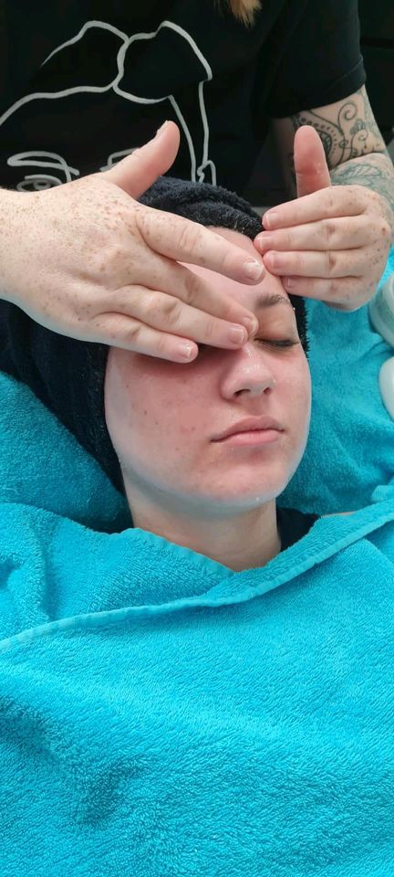 Teenager Behandlung Teenie Akne Reinigung Maske Milien Peeling in Oberhausen