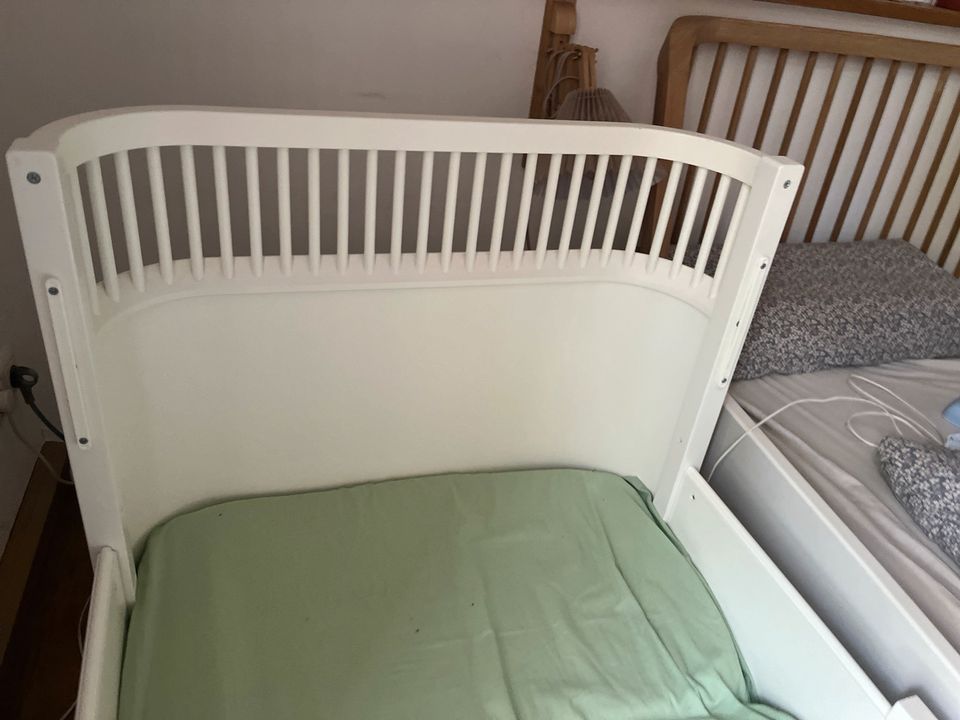 Sebra Baby/Juniorbett zu verkaufen inklusive Matratzen & Mobile H in München