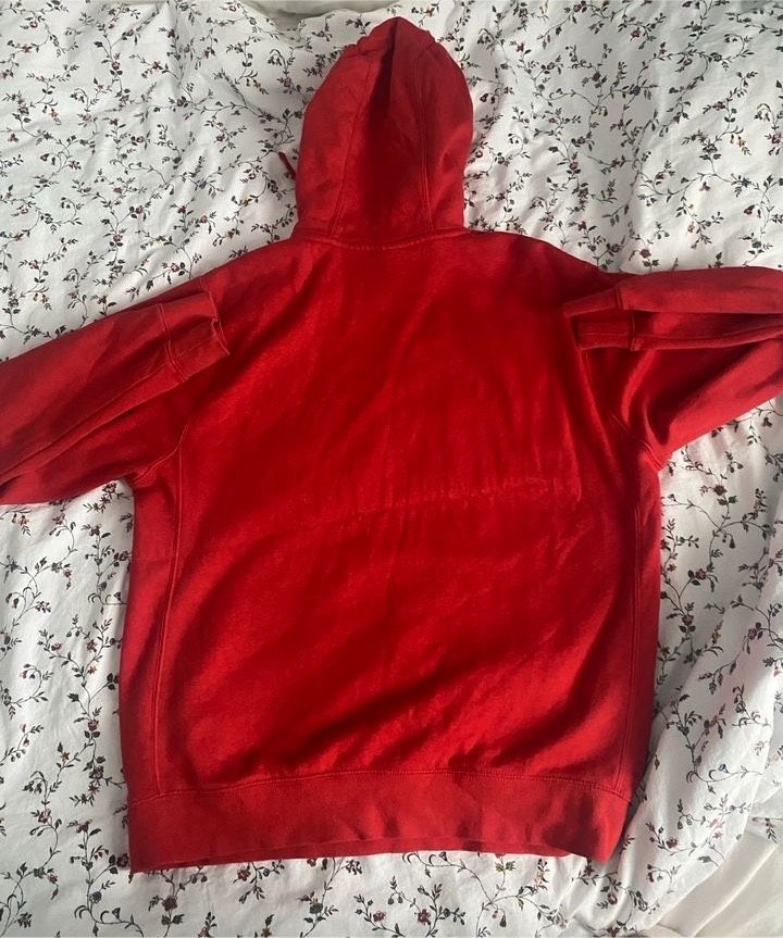 Roter Nike Pullover in Büddenstedt