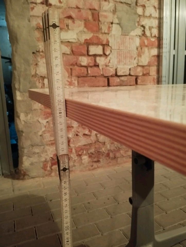 Bürstner Fun 480 TK, verstellbarer Tisch für große Sitzgruppe in Dresden