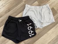 2 Baumoll Shorts gr 146 von H&M in grau und schwarz Brandenburg - Golßen Vorschau