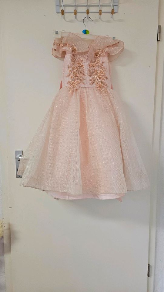 Ein wunderschönes, fast neues rosafarbenes Kleid in Duisburg