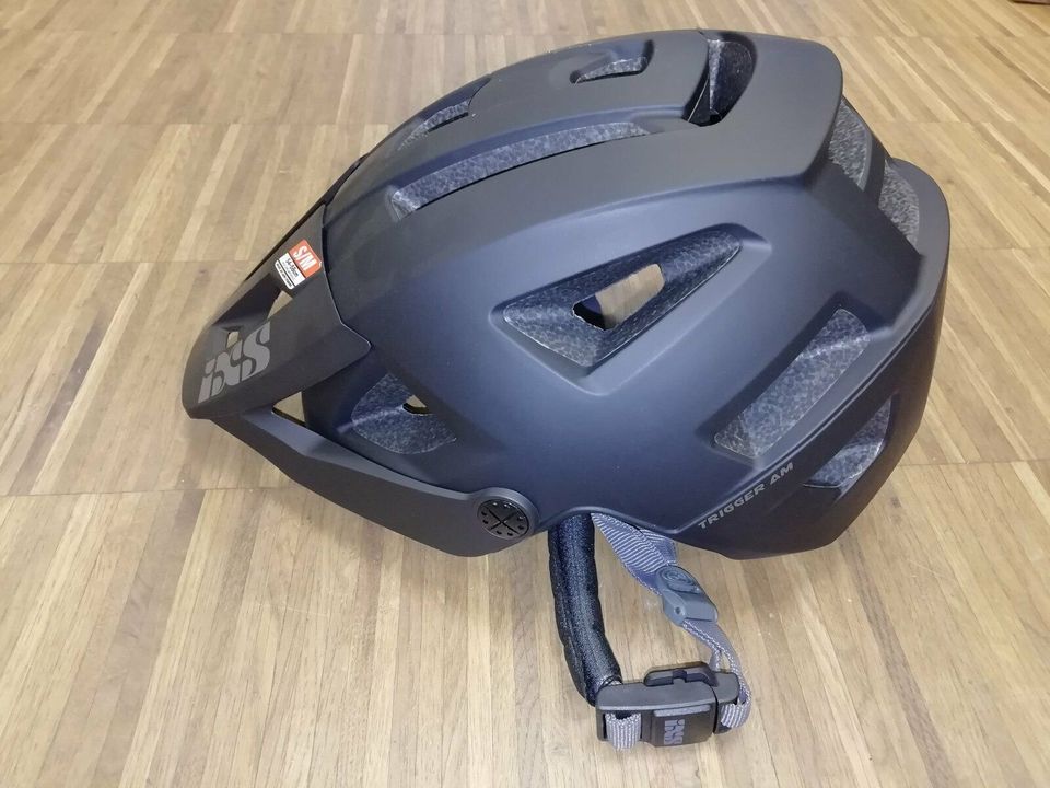 IXS Trigger AM, schwarz und rot Gr. ML, 59 € in Freiburg im Breisgau