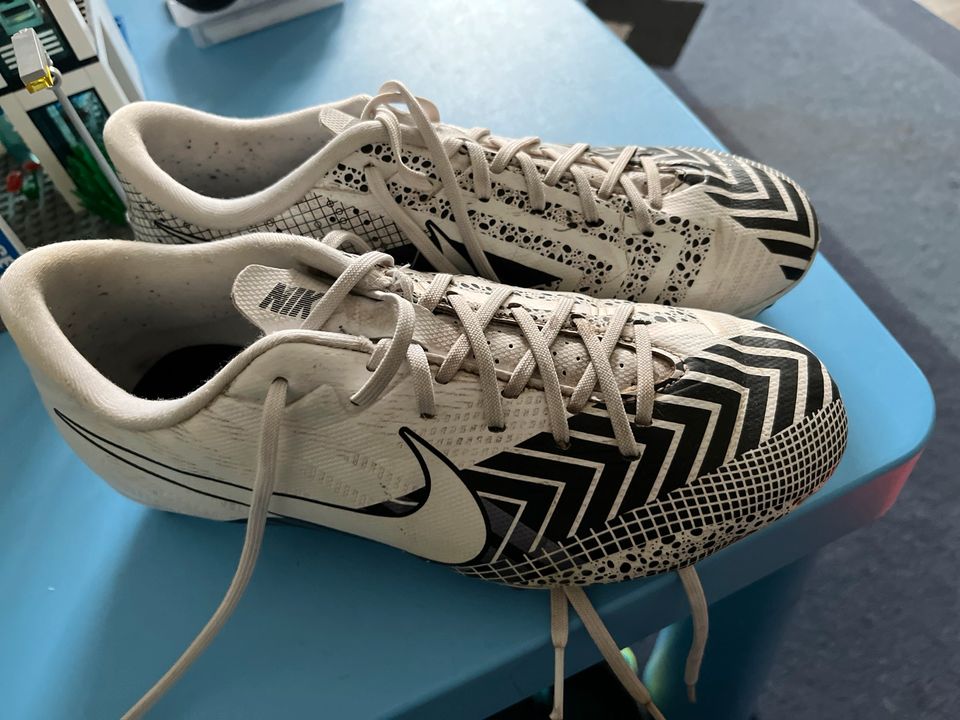 Fussball Schuhe Nike Gr. 38 in Werlte 