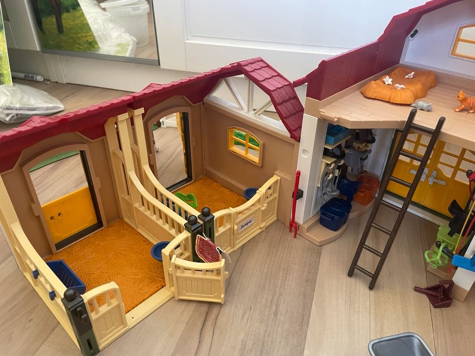 Playmobil großer Reiterhof mit Erweiterungen (3 Pferdeboxen) in Essen