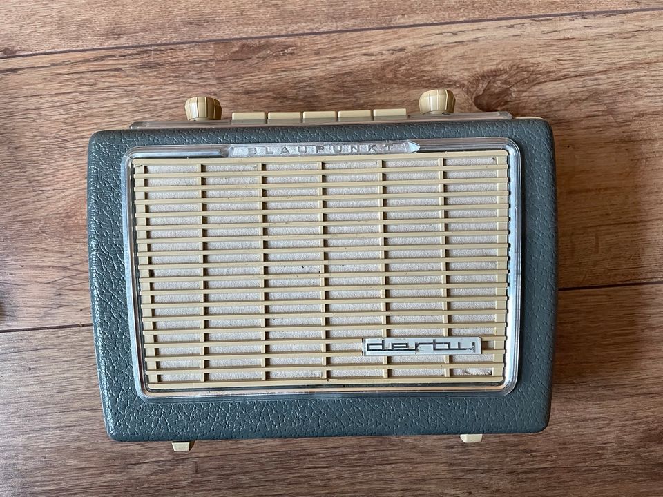 Kofferradio Blaupunkt Derby mit Autohalterung  1961 / 1962 in Heinsberg