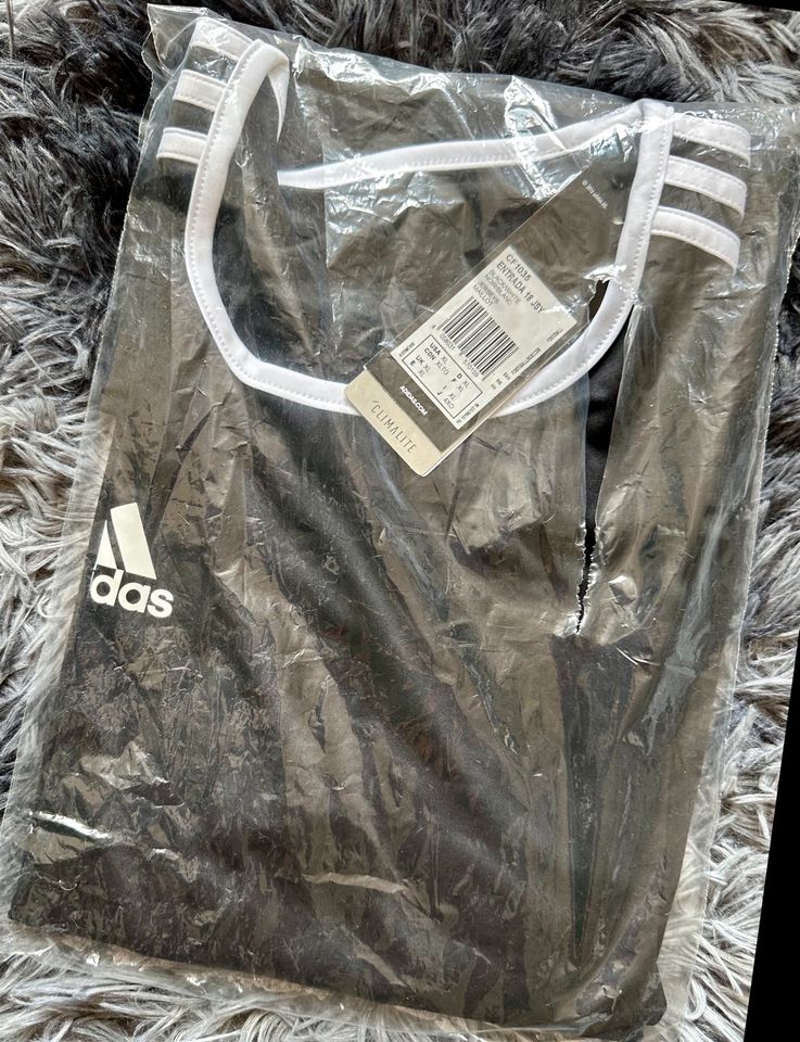 Adidas T-Shirt drei Streifen in Weiß Größe XL und Schwarz gibt es in Berlin