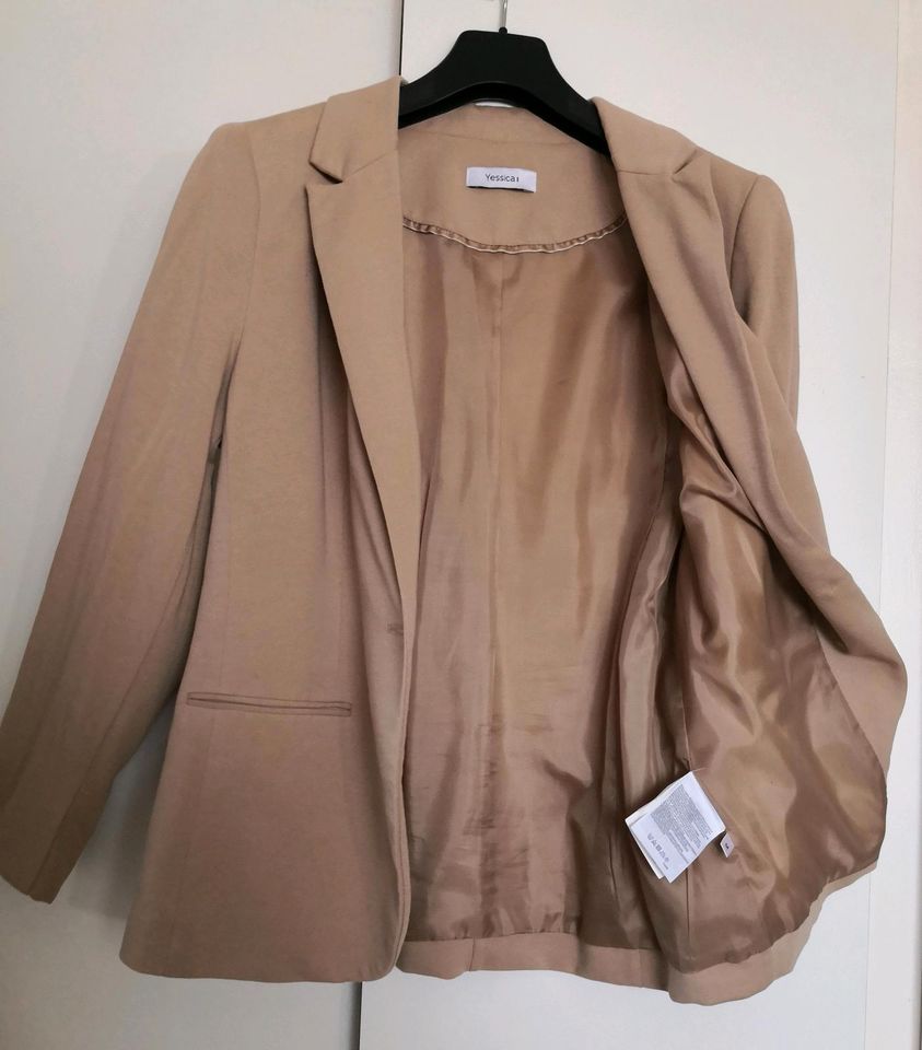 2x Kurz-Blazer - YESSICA - von C&A - Gr. M (weinrot und beige) in Berlin