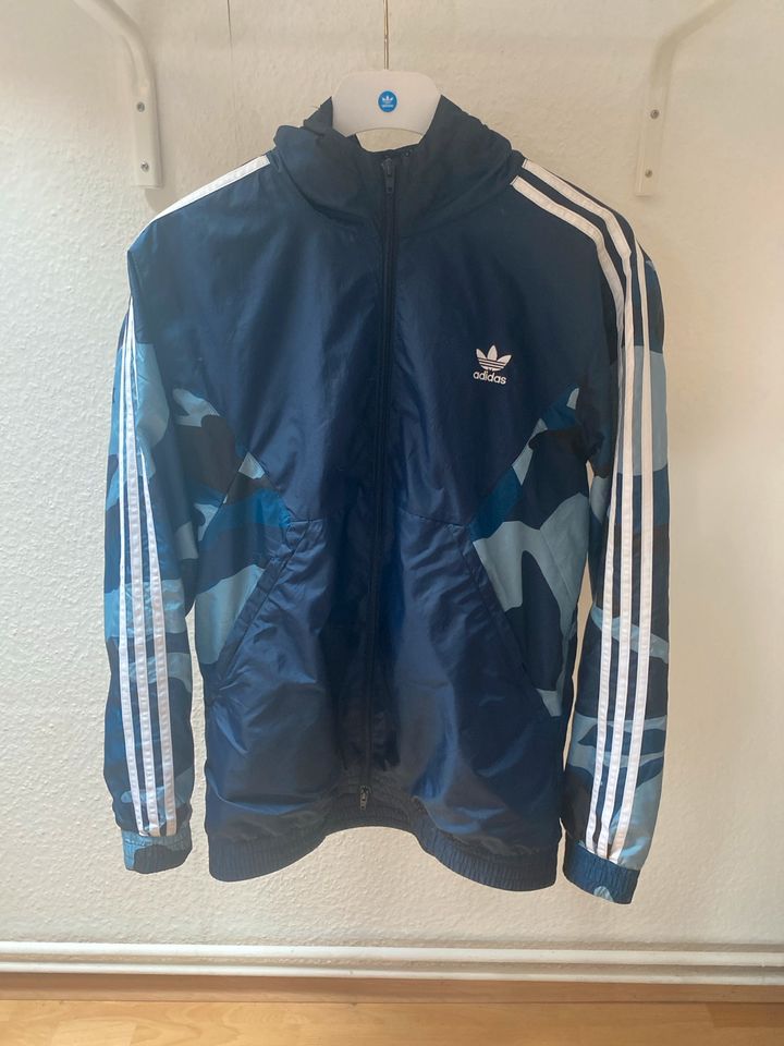 Adidas Windbreaker in Darmstadt