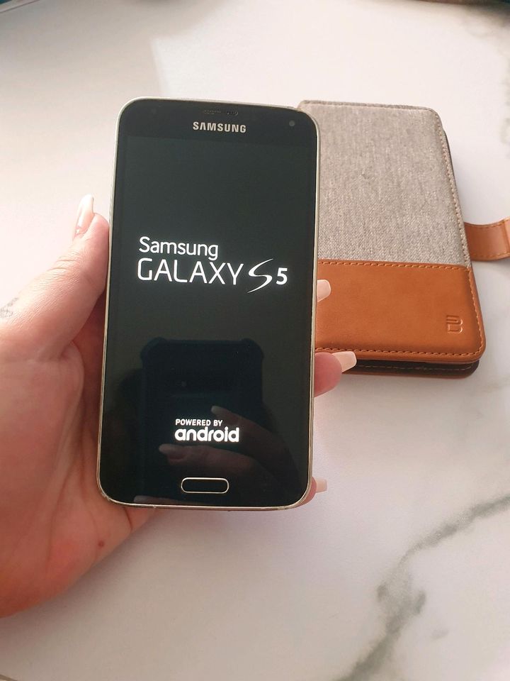 Samsung Galaxy S5 +Schutzhülle metallic Blau, Voll Funktionsfähig in Berlin