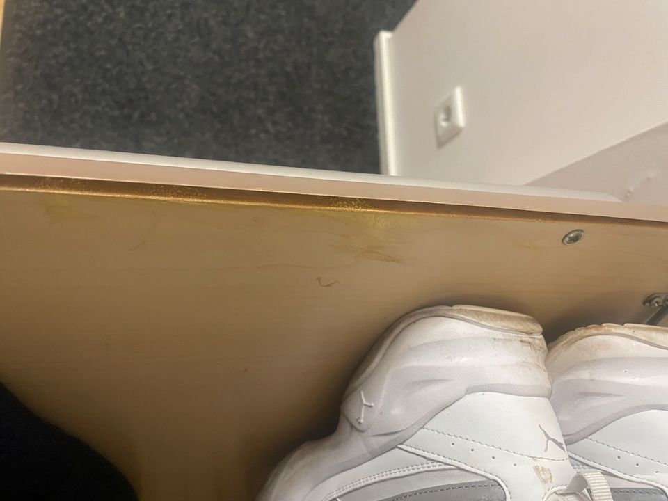 Schuhschrank mit dem dazugehörigem Spiegel in Kaarst