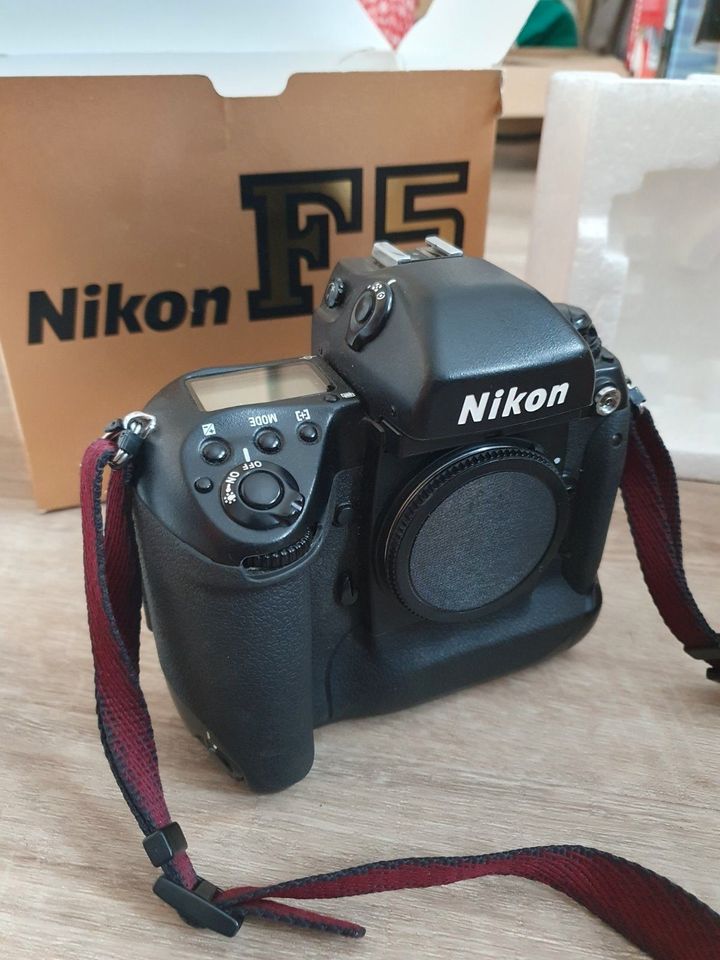 Klassische Nikon F5 Profi-Kamera - Ein Meisterwerk der Fotografie in Schkeuditz