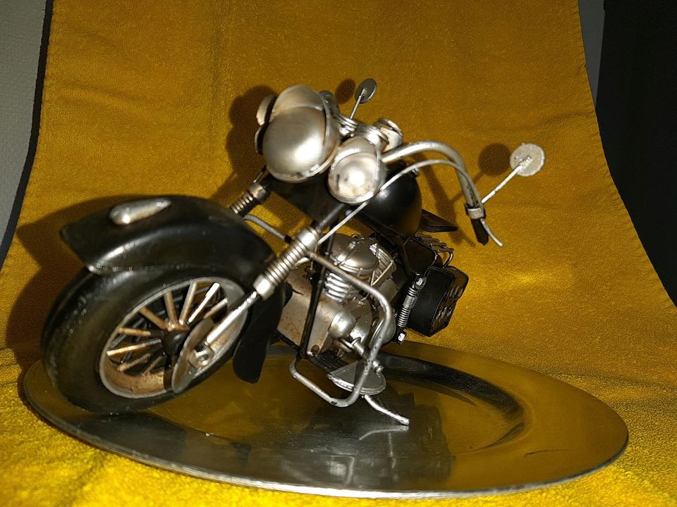 Dekomotorrad Harley Davidson in Straßenhaus