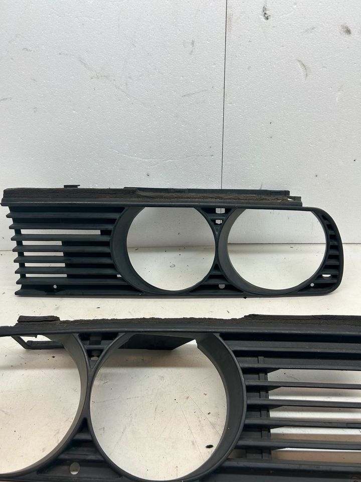 BMW E30 Frontgrill Kühlergrill vorne R/L18760920 / 18760910 in Schalksmühle