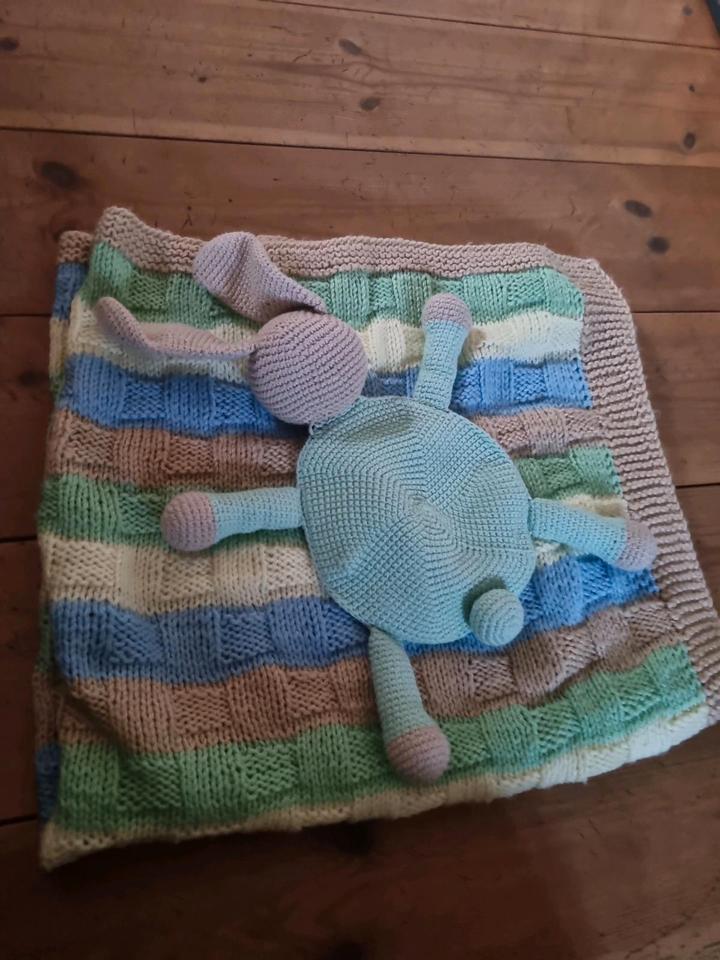 Strickdecke mit Kuscheltier gestrickt Babydecke Set neue in Rostock