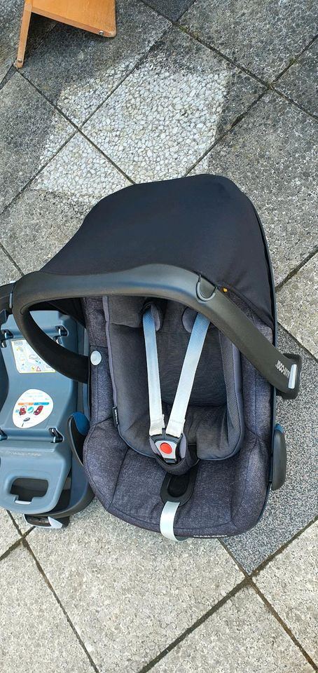 Maxi Cosi Pebble+ mit Isofix Basis und Adaptern. in Geestland