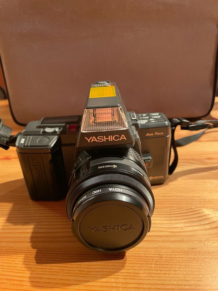 YASHICA Fotoapparat mit Objektiv und Tasche in Berlin