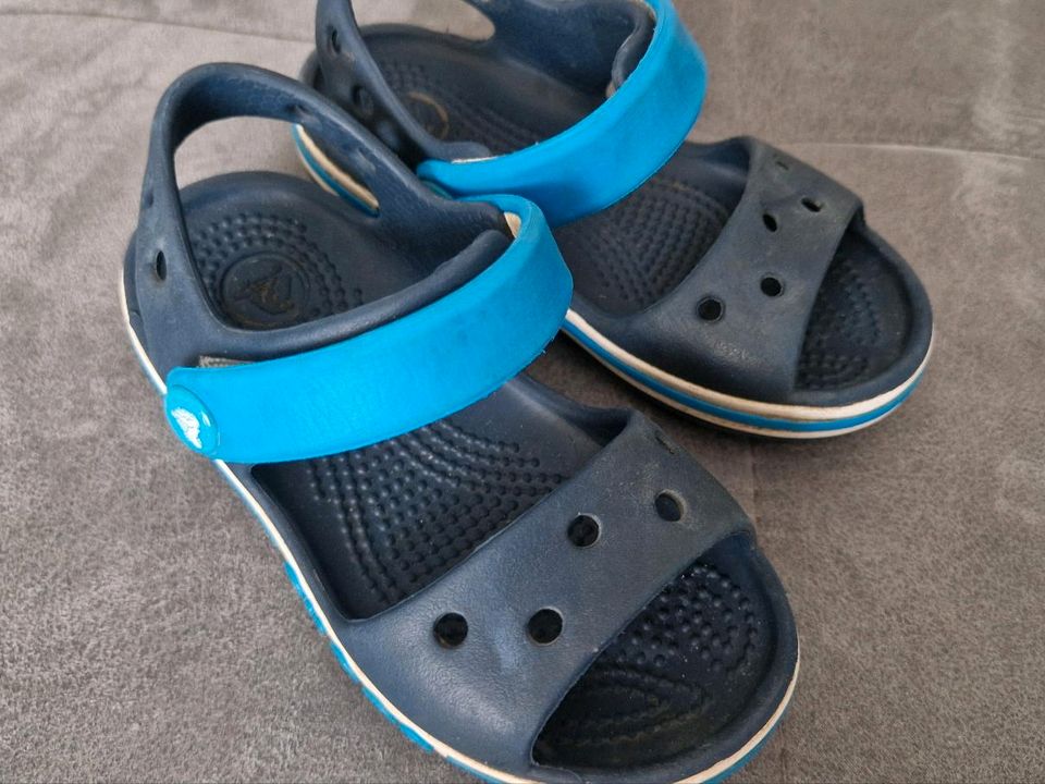 Crocs c7 23/24 stecker x3 blau Sandaletten blau in Falkensee