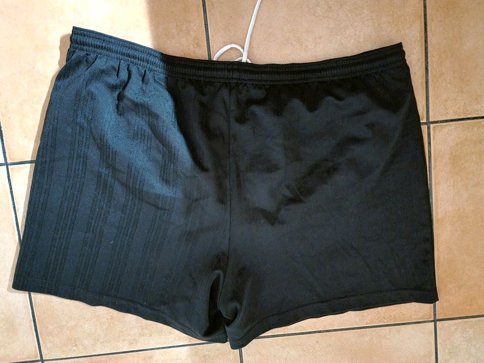 Adidas, schwarze kurze Hose, Größe 8 in Pfungstadt