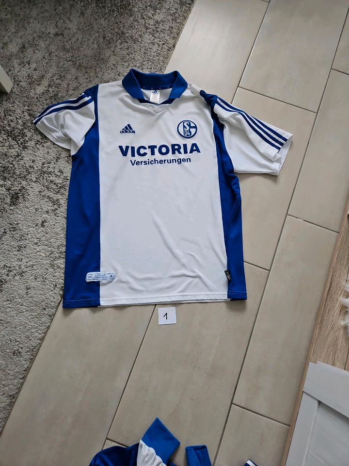 Konvolut Trikot's FC Schalke 04 + Jacke S04 in Neuss