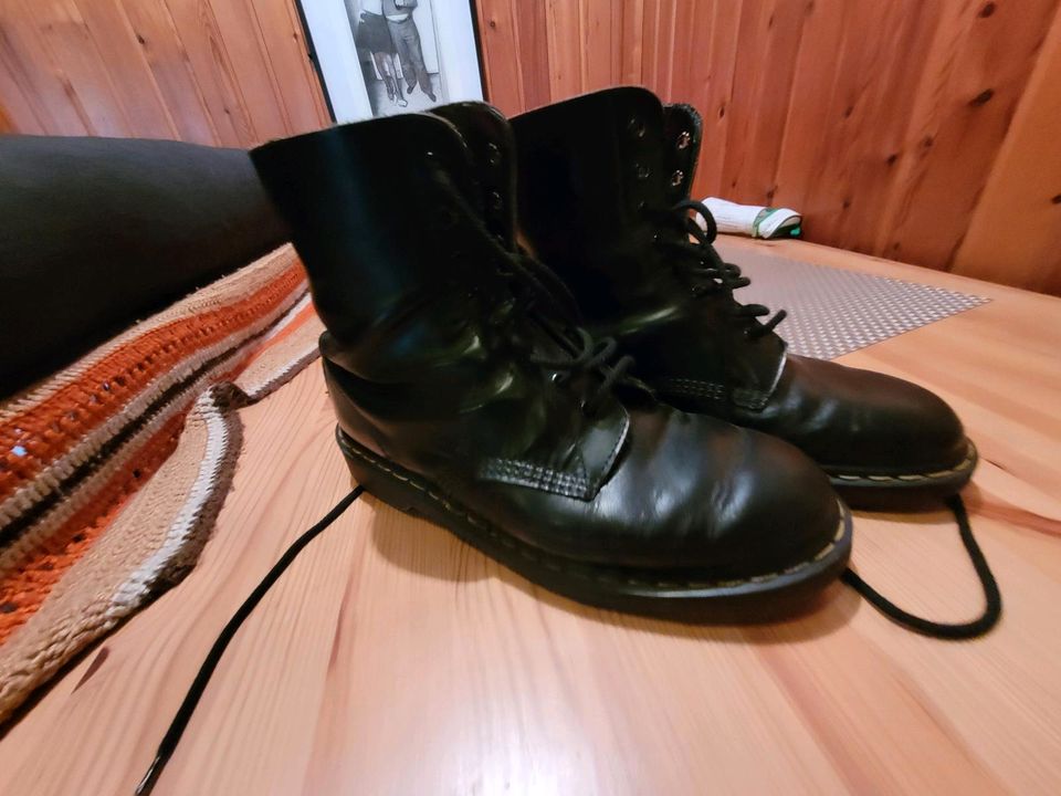 Dr martens boots 8 loch neuwertig Stiefel in Oerlinghausen