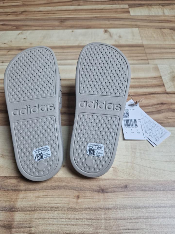 adidas aqua Badeschuhe / Badelatschen / Slides Gr. 37 taupe neu in Breckerfeld