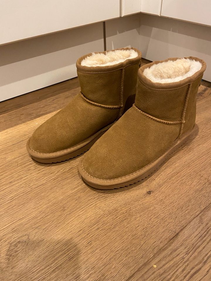 Ungetragene Winter Damenschuhe im UGG Look in Mauchenheim