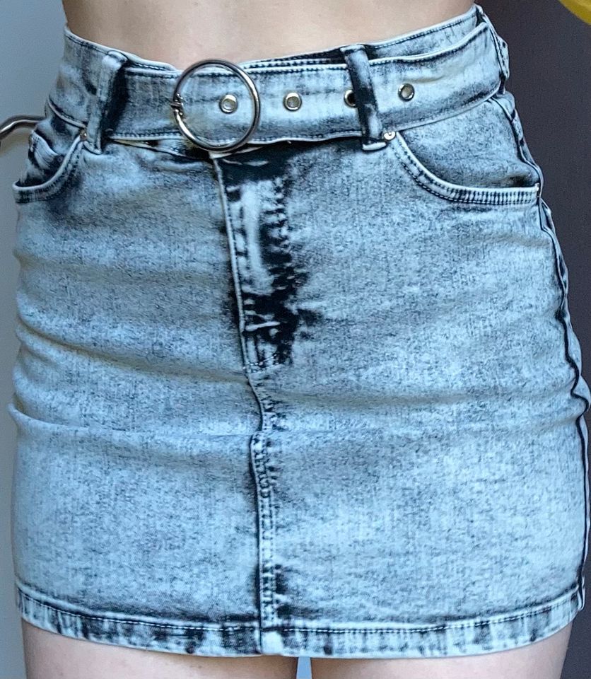 Bershka high rise waist Mini Jeansrock schnalle neuwertig 34 XS in Berlin