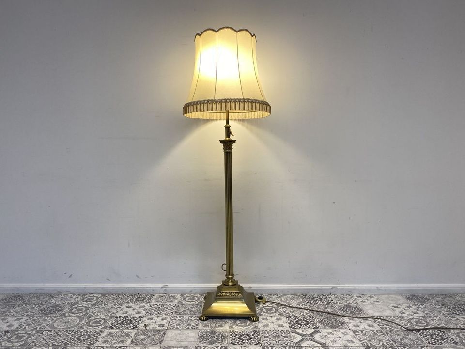 WMK Wunderschöne und gut erhaltene 60er Jahre Stehlampe mit prunkvollem Lampenfuß aus Messing # Stehleuchte Licht Leselampe Leseleuchte Lampe Wohnzimmerlampe Vintage 60er 70er Mid-Century Gold in Berlin