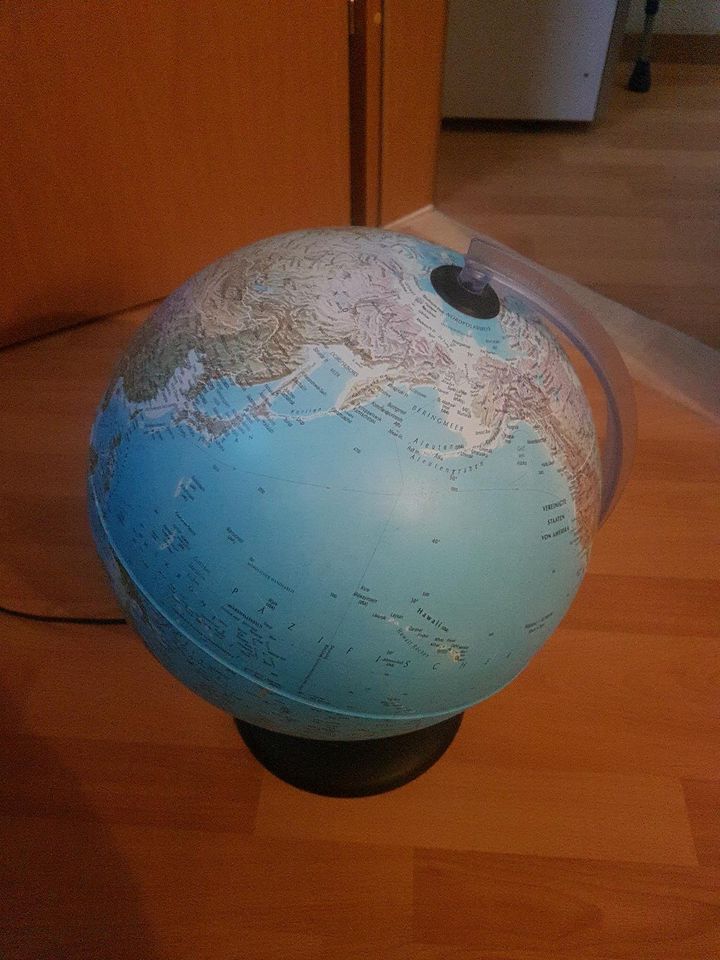 Weltkugel Globus beleuchtet in Bottrop