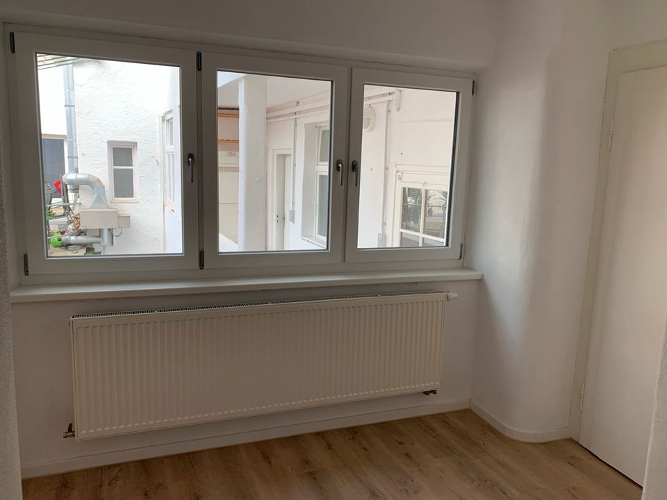 2,5 Zimmer Wohnung inkl. Balkon, Einbauküche & sep. Arbeitszimmer in Straubing